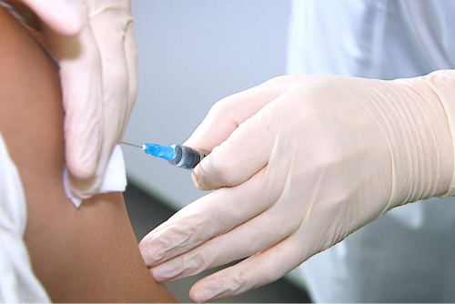 Врач делает укол