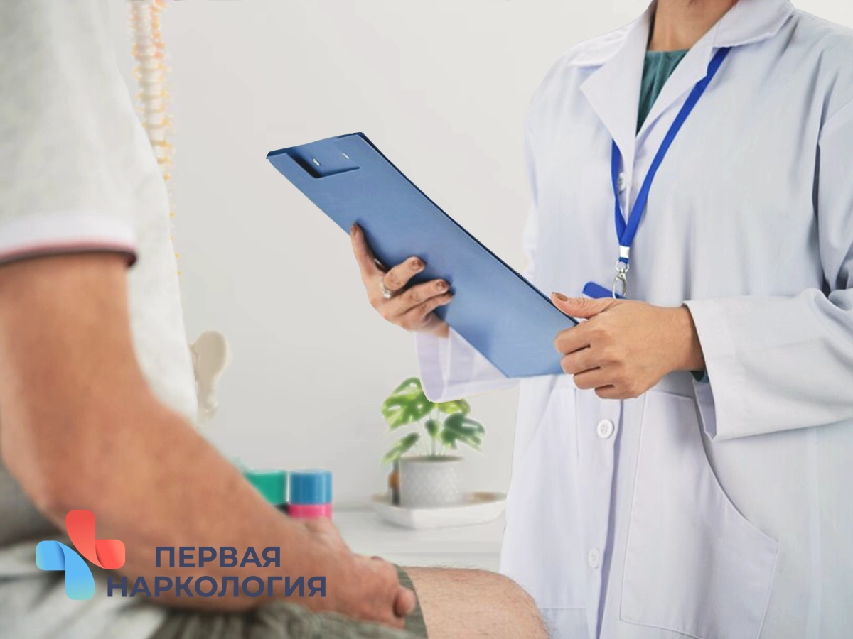 Мужчина сидит перед врачом на кушетке